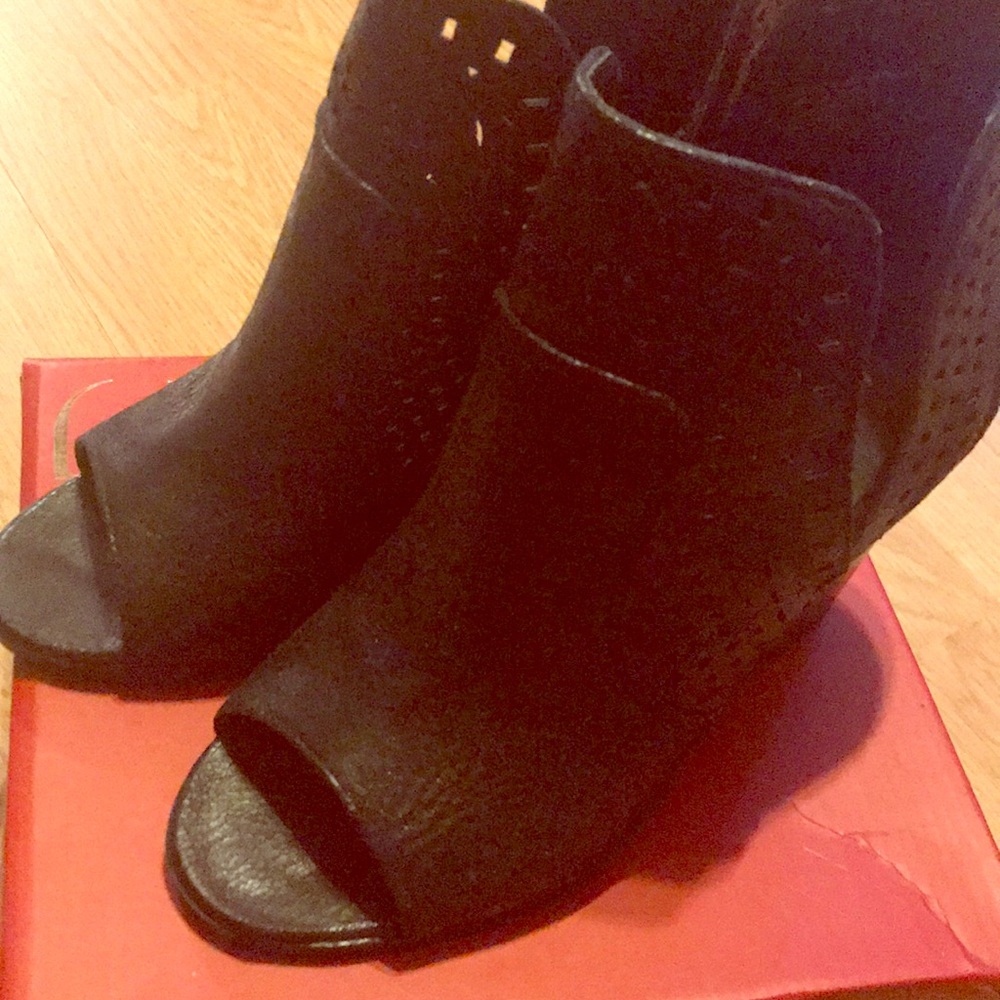 Cut out ankle boots